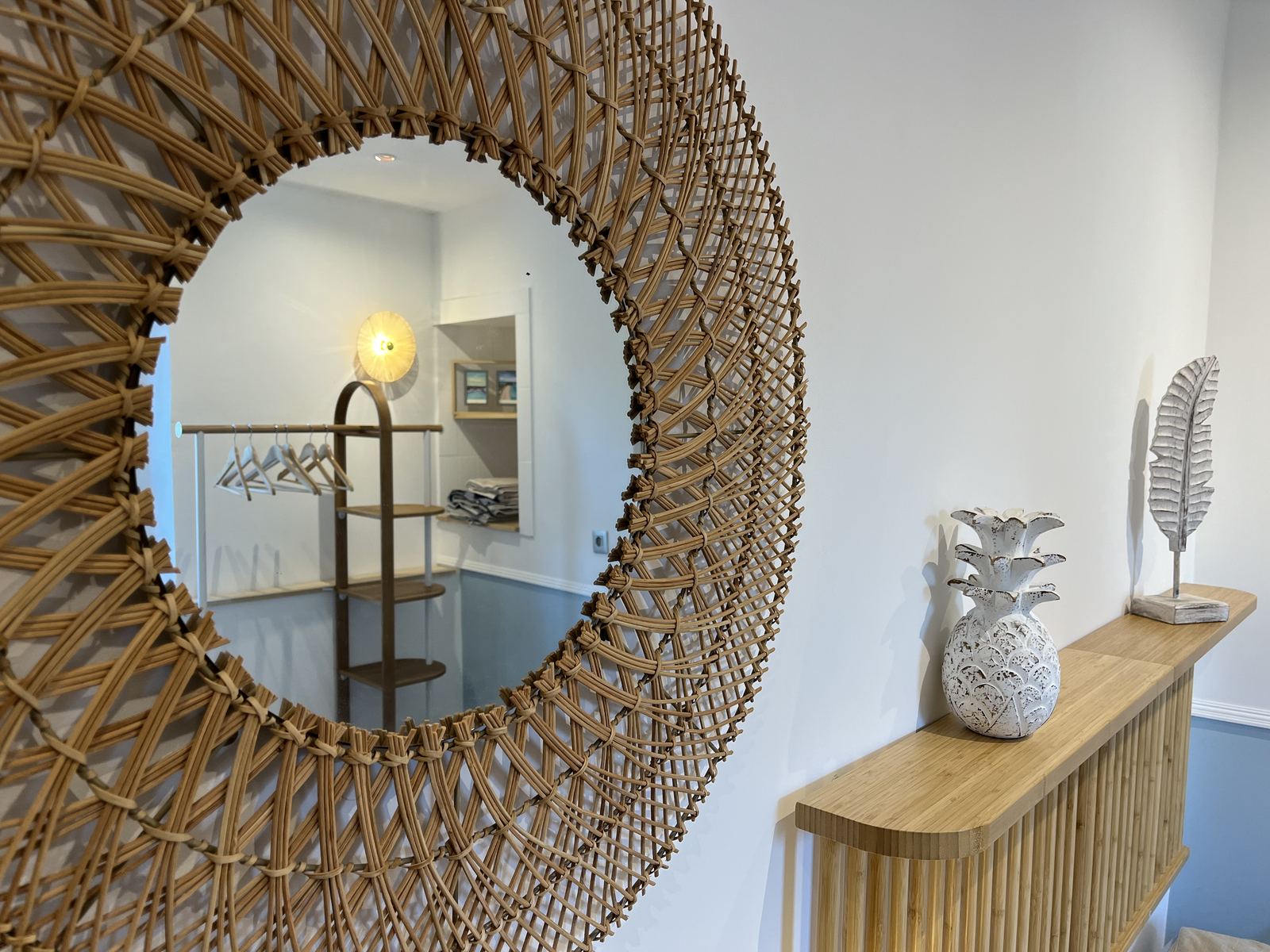 Entrée et miroir en rotin